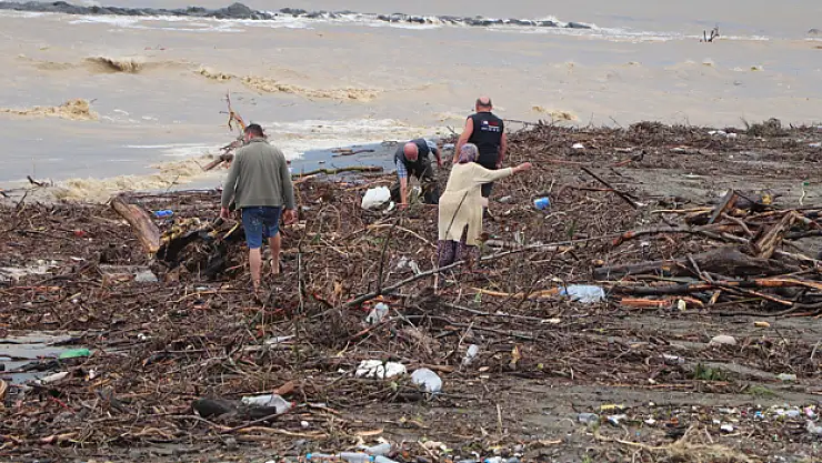 Selin getirdiği odun parçaları vatandaşlara kışlık yakacak oldu