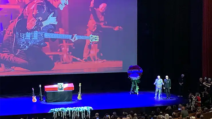 Sanatçı Özkan Uğur son yolculuğuna uğurlanıyor