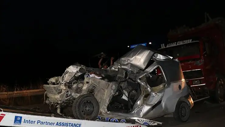 Samsun'da hafif ticari araç, tır ve kamyonun arasında kaldı, 2 kişi yaralandı