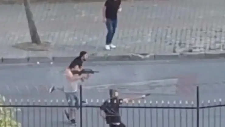 İstanbul'da dehşet anları kameraya yansıdı: Sokak ortasında av tüfeği ile kurşun yağdırdı