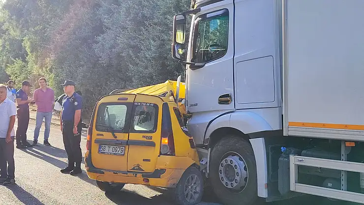 Kamyon çarptığı ticari taksiyi sürükledi: 4 ölü