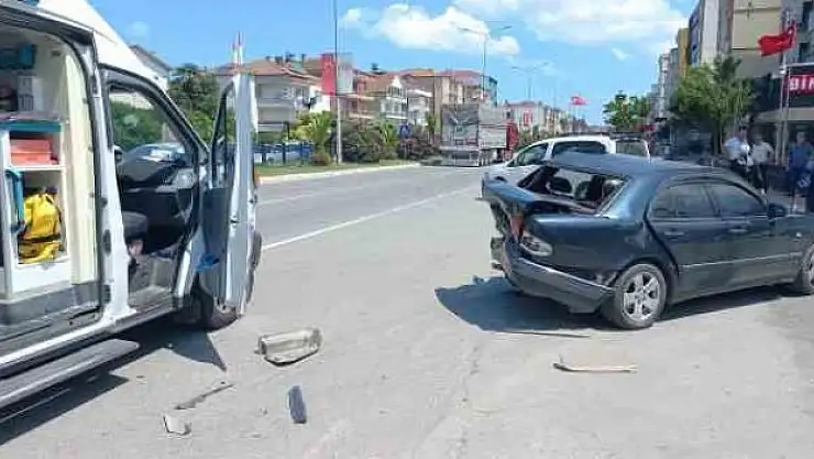 Otomobil park halindeki araca çarptı: 2 yaralı