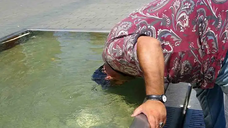 Taksim'de sıcaktan bunalan vatandaş kafasını süs havuzuna soktu
