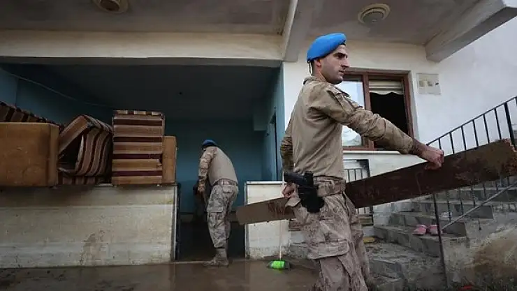 Mehmetçik Düzce'deki selde su altında kalan köyün yardımına koştu