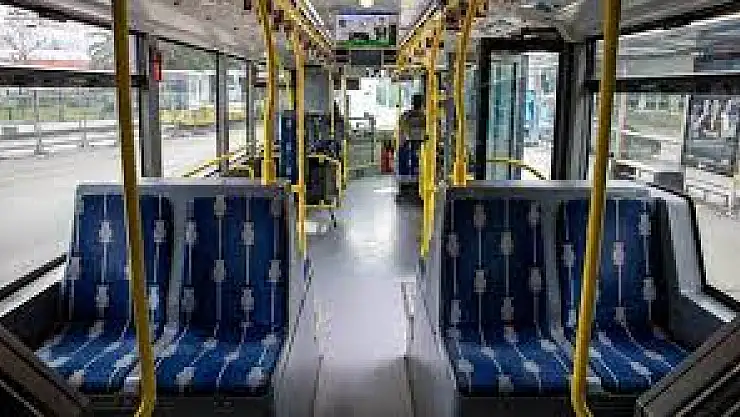 İETT otobüsü arızalandı, vatandaşlar sıcakta yürümek zorunda kaldı