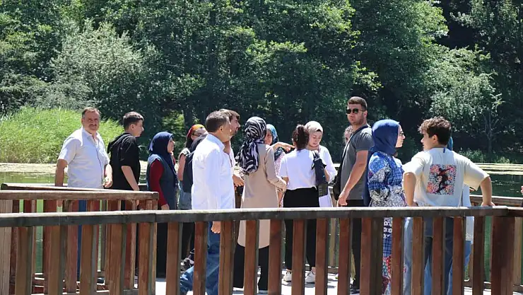 Sıcaktan bunalan vatandaşlar Gölcük Tabiat Parkı'nda serinledi