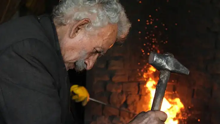 Tek gözünü verdiği demircilik mesleğini 73 yıldır usanmadan yapıyor