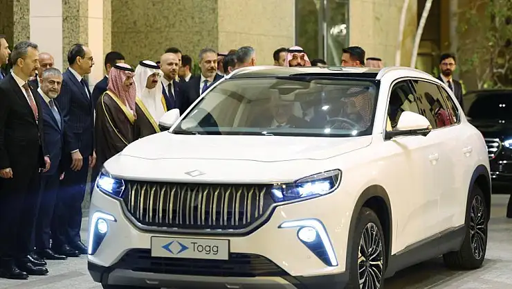 Prens Selman kendisine hediye edilen TOGG ile Cumhurbaşkanı Erdoğan'ı oteline bıraktı