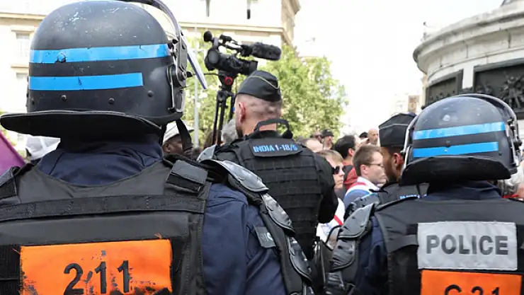 Fransa bir gence şiddet uyguladığı gerekçesiyle 7 polise gözaltı