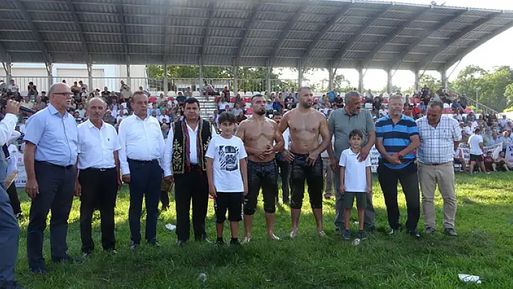 Alaçam güreşlerinde Yusuf Can Zeybek başpehlivan