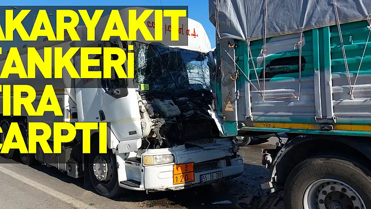 Akaryakıt tankeri tıra çarptı: Sıkışan sürücüyü itfaiye kurtardı