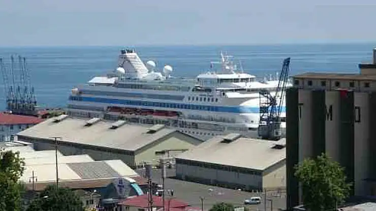 Kruvaziyer gemisi Trabzon Limanını mesken tuttu