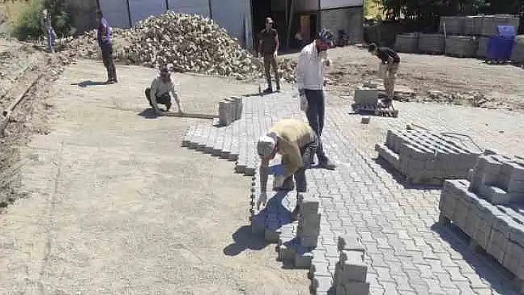 Aşırı sıcaklara rağmen güneşin altında taş döşeyerek geçimlerini sağlıyorlar