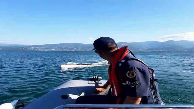 Sapanca Gölü'nde mahsur kalan yelkenlinin imdadına jandarma bot timi yetişti