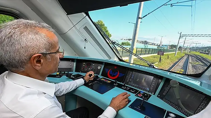 Uraloğlu: Milli Hızlı Tren'i yolcu taşımacılığına 2025'te kazandırmayı hedefliyoruz