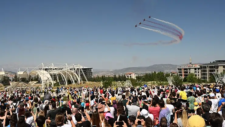 Türk Yıldızları Isparta semalarında nefesleri kesti