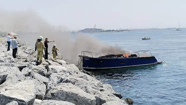 Pendik'te tekne alev topuna döndü