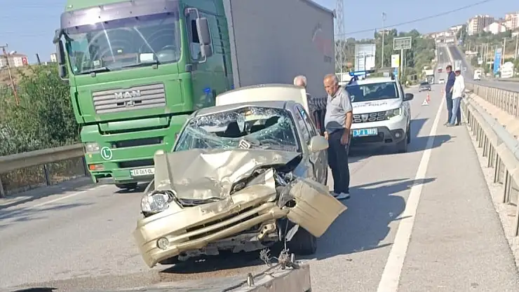 D100'de otomobil ile traktör çarpıştı: 1 yaralı