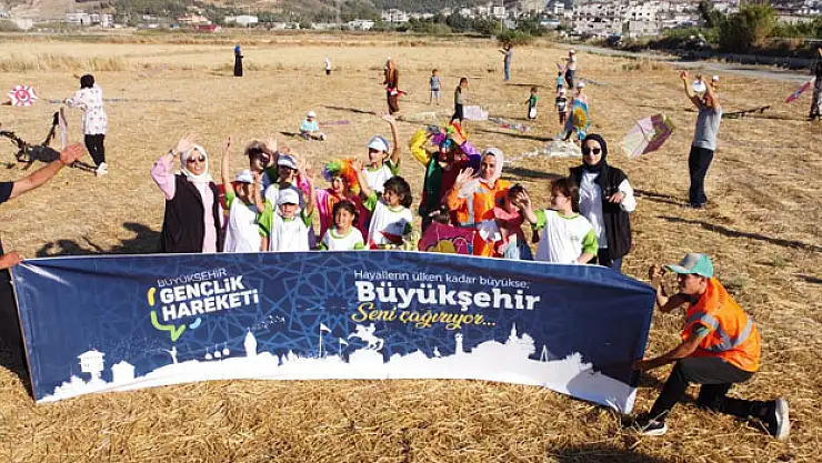 Depremzedeler, uçurtma şenliğinde gönüllerince eğlendiler