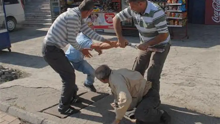 Adliye yanında amcaya dayak