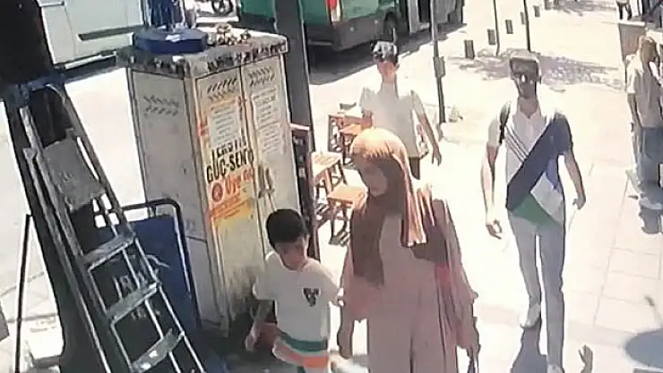 İstanbul'da akıl almaz olay kamerada: Binadan başlarına taş yağdı