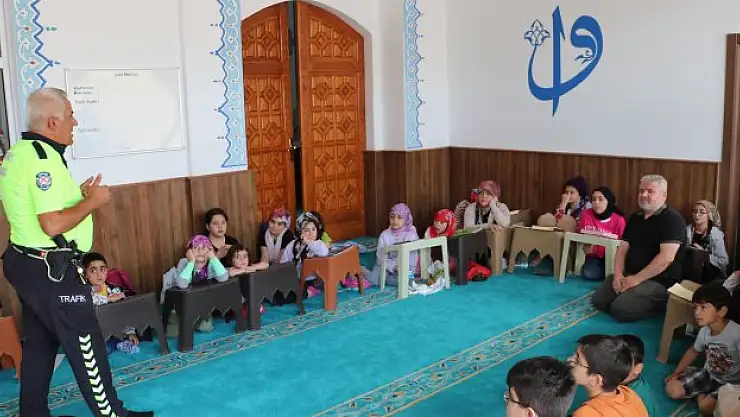 Havza'da yaz Kur'an kursuna katılan çocuklara trafik eğitimi veriliyor