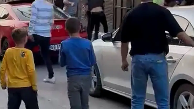 Aksaray'da taşlı yumruklu kavga kameraya yansıdı