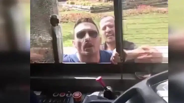 Yol tartışmasında otobüsün önünü kesip camları kırdı