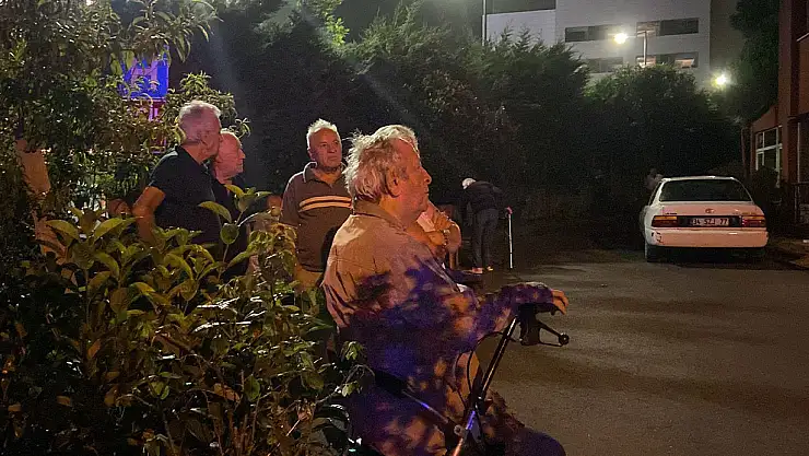 Sarıyer'de 2 katlı huzurevinde korkutan yangın: 115 kişinin kaldığı bina tedbiren boşaltıldı