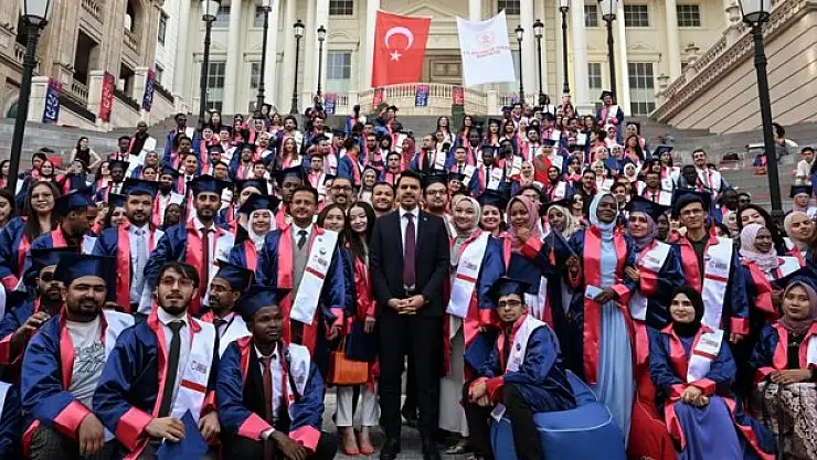 Türkiye Bursları kapsamında eğitim alan uluslararası öğrenciler için mezuniyet töreni düzenlendi