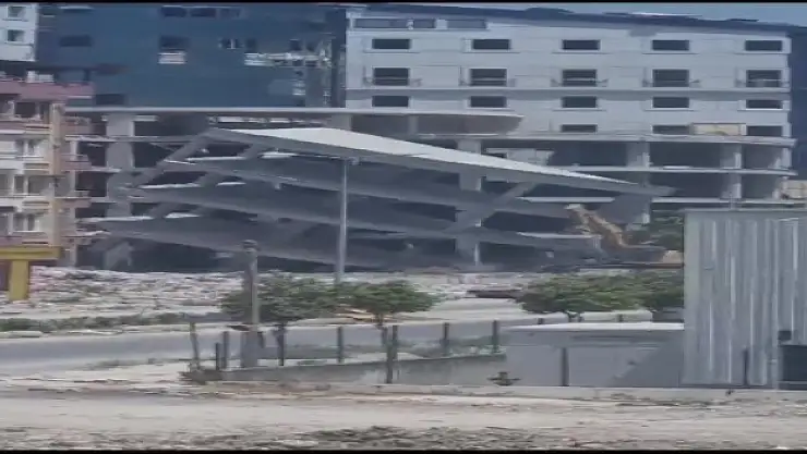 Yıkım esnasında bina iş makinesinin üzerine devrildi, o anlar kamerada