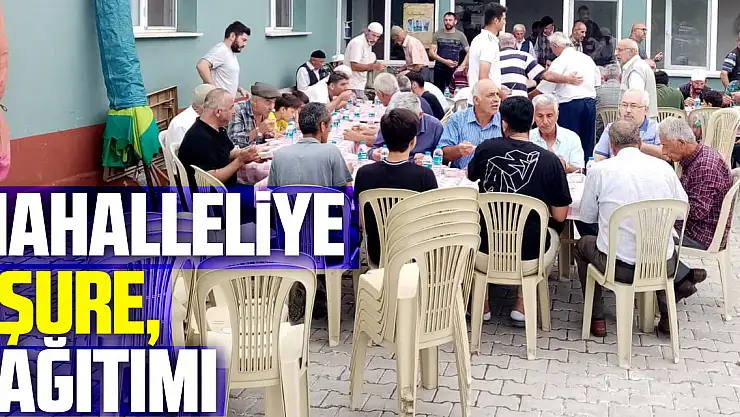 Mahalleliye aşure dağıtımı