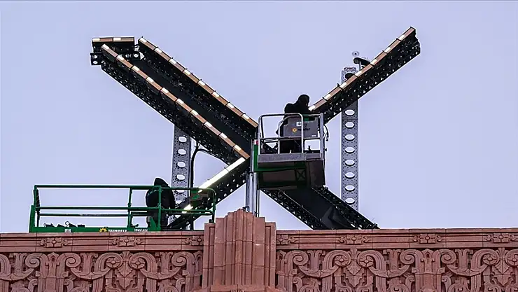 Elon Musk'ın, Twitter binasındaki logoyu 'X' ile değiştirmesi tartışma yarattı