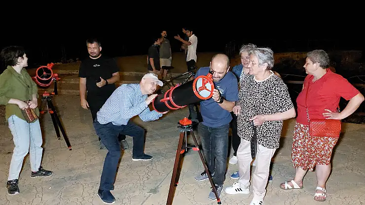 Doktor ve öğretmenler kendi ürettikleri teleskoplarla vatandaşları gökyüzü ile buluşturdu