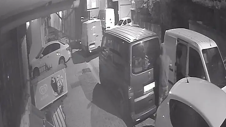 İstanbul'da film gibi hırsızlık kamerada: Araca yol verip hırsızlığa devam ettiler