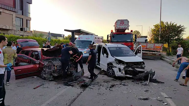 Hafif ticari araç ile otomobil kafa kafaya çarpıştı: 6 yaralı