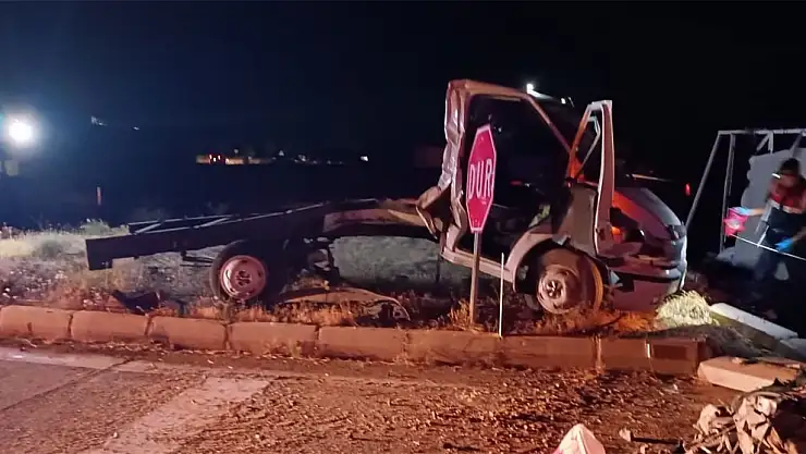 Kırşehir'de feci kaza: 2 ölü, 3 yaralı