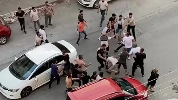 Hatay'da sokak ortasında yumruk yumruğa kavga kameralarda