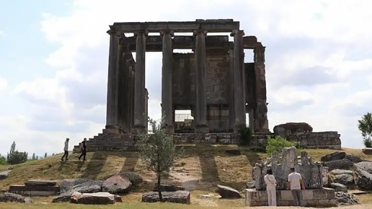 Aizanoi'deki agora kazısı antik kentin ticaret hayatına ışık tutacak