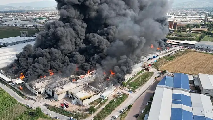 Geceyi aydınlatan yangın 8 saat sonra kontrol altına alındı