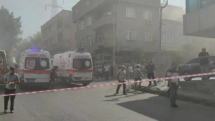 Bayrampaşa'da bir iş merkezinde çıkan yangına itfaiye ekiplerince müdahale ediliyor