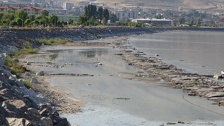 Van Gölü'nde çekilmeler ciddi boyuta ulaştı