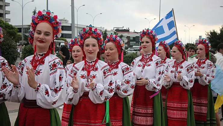 Uluslararası dansçılardan kortej yürüyüşü