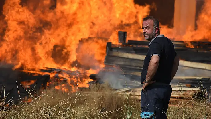 Alevlere teslim olan fabrika küle döndü