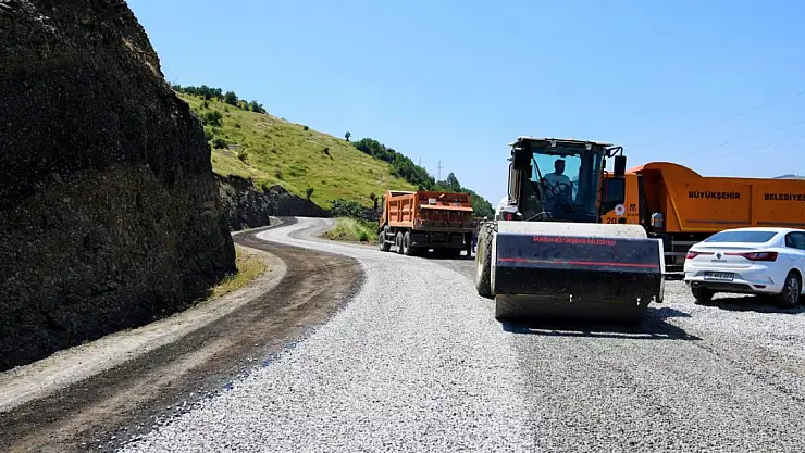 Demir: 'Mahallelerimizin yol sorununu tek tek çözüyoruz'