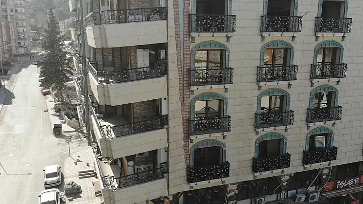 Deprem bölgesinde görünümüyle tedirgin ediyor ancak hikayesi bambaşka