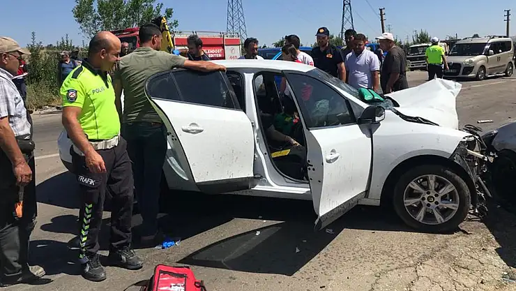 Isparta'da feci kaza:4 araç birbirine girdi 9 kişi yaralandı