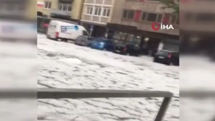 Almanya'yı dolu vurdu, yollar beyaza büründü