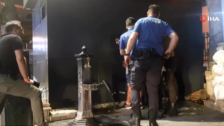 Kanlar içindeki şahıs kelepçenin sıkı olmasına kızdı, duvara kafa attı