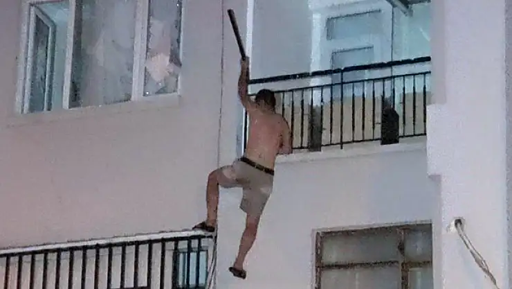 Kendini eve kilitleyip elinde bıçakla polise direndi, 1. kattan düşüp yaralandı